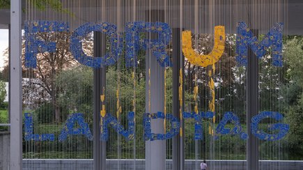 Kunstinstallation aus den 573 Gemeindewappen, die den Schriftzug "Forum Landtag" formen.